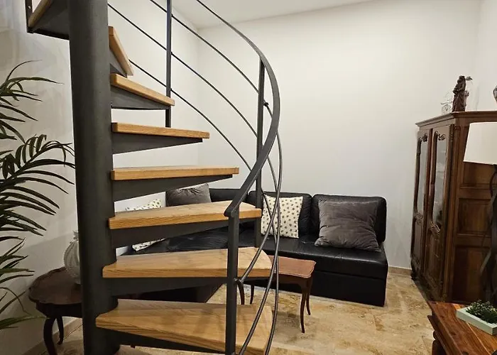 Bel & Ancien Appartement T3 Renove Dans Sartene