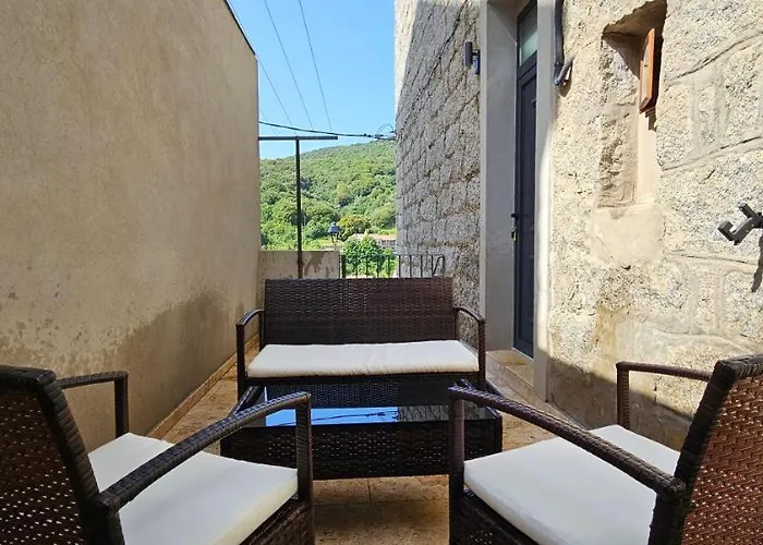 Bel & Ancien Appartement T3 Renove Dans Sartene